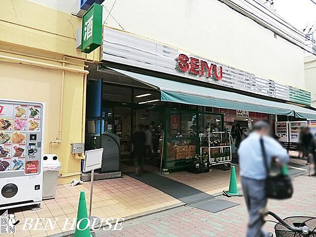 西友鶴ヶ峰店 徒歩4分。家事の合間にお買い物もできる気軽な近さです。 300m