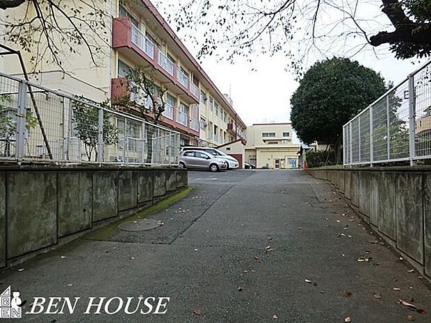 横浜市立鶴ヶ峰小学校 徒歩11分。教育施設が近くに整った、子育て世帯も安心の住環境です。 860m