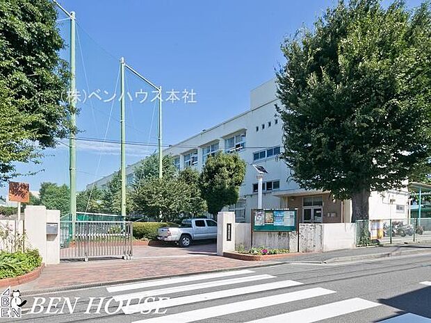横浜市立鶴ケ峯中学校 徒歩12分。部活動帰りの帰宅も安心の距離です！ 960m