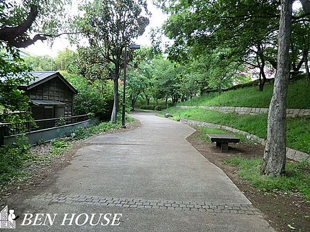 鶴ヶ峰公園 徒歩2分。樹々に囲まれた気持ちのよい公園です。 140m