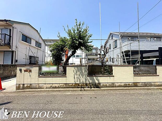 外観・周囲との距離感にも配慮されており、安心して暮らせる落ち着いた住環境が整っています。家族で長く住み続けたい一邸です。