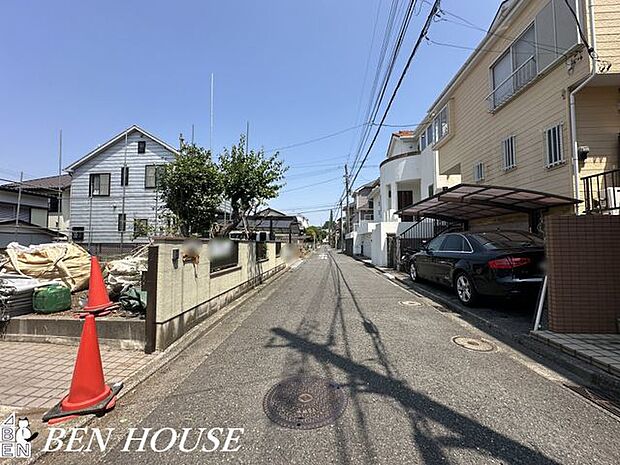 前面道路含む外観・前面道路は幅員がゆったりとした静かな通り。周辺に公園や買い物施設が揃い、子育てや日常使いに便利で落ち着いた暮らしが叶います。