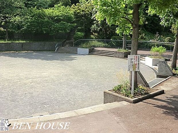 境木町公園 徒歩10分。樹々に囲まれた気持ちのよい公園です。 800m