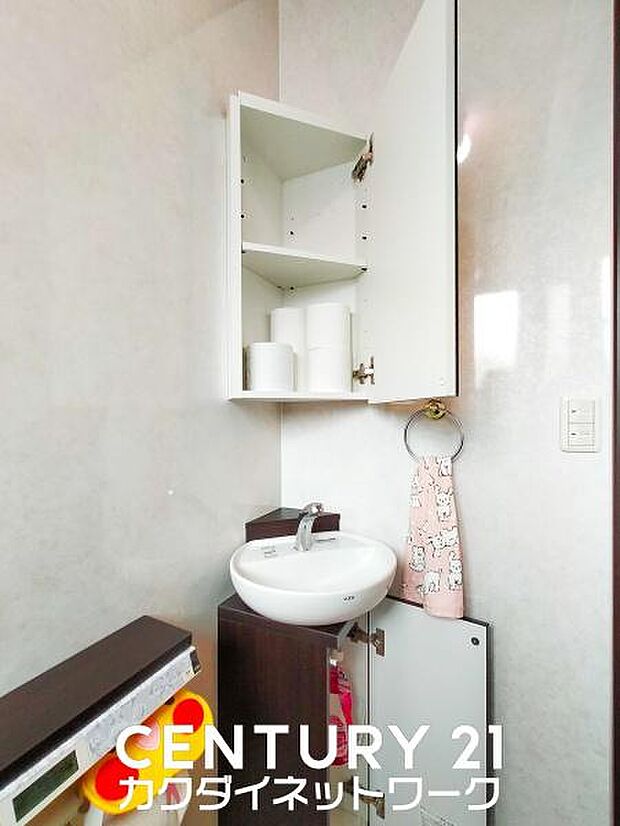 トイレにも収納スペースがあり、扉が付いているのでトイレットペーターなどを収納できます。