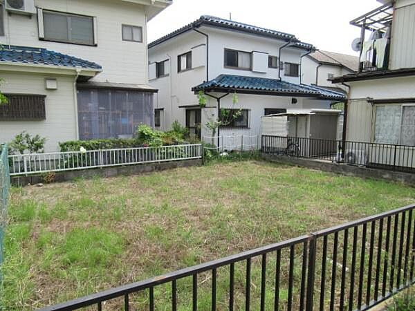 北東側より本地を撮影。