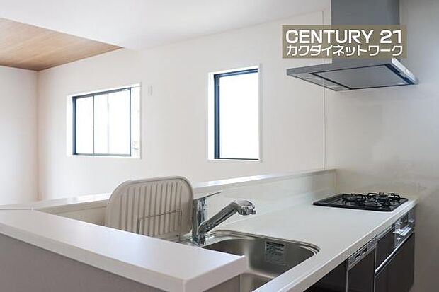 お食事の準備をしながら家族との会話が楽しめる対面キッチン。