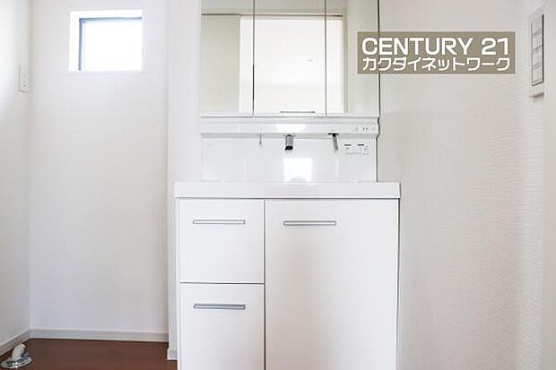 忙しい朝でも収納豊富な洗面台で効率良く身支度ができます。