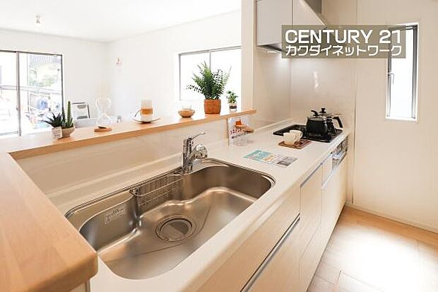 お食事の準備をしながら家族との会話が楽しめる対面キッチン。