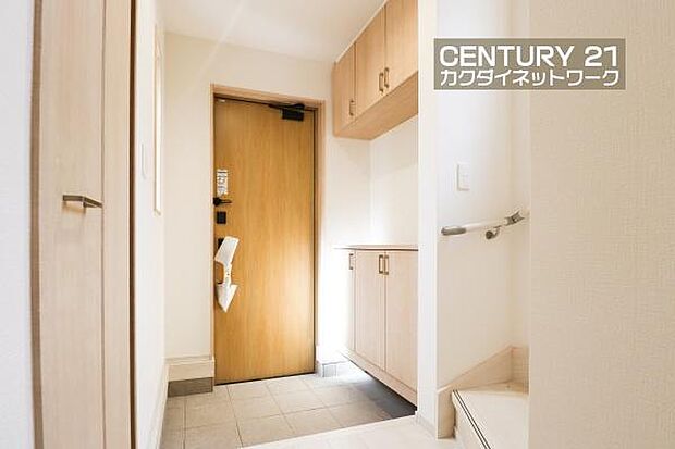 明るい陽射しが差し込む玄関で家族やお客様をお出迎え！