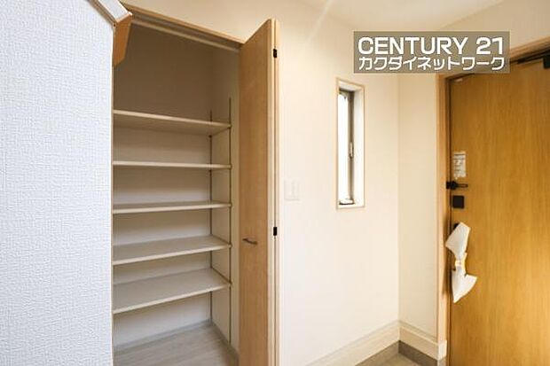 高さ調整できる可動棚完備。靴以外にも傘やコートを収納する事ができ、玄関をきれいにお使いいただけます。