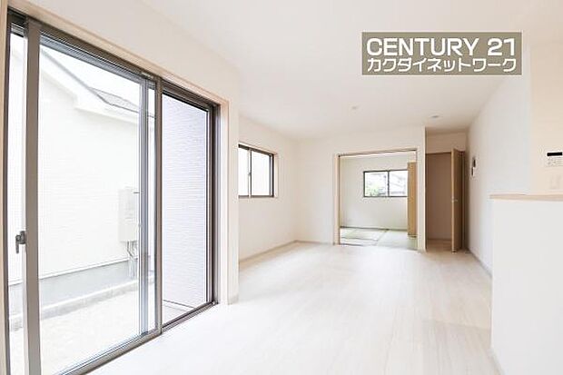 窓から差し込む陽光がリビングでくつろぐ家族を暖かく包み込みます。