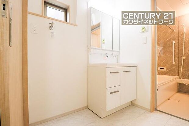 忙しい朝でも収納豊富な洗面台で効率良く身支度ができます。