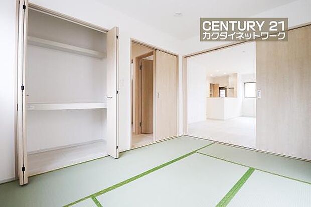 LDKに隣接しているのでお子様を遊ばせたりお昼寝させたりしながら家事を行えます。家族団らんや来客時の客間など多用途にお使いいただけるため、1室あると非常に便利ですね。