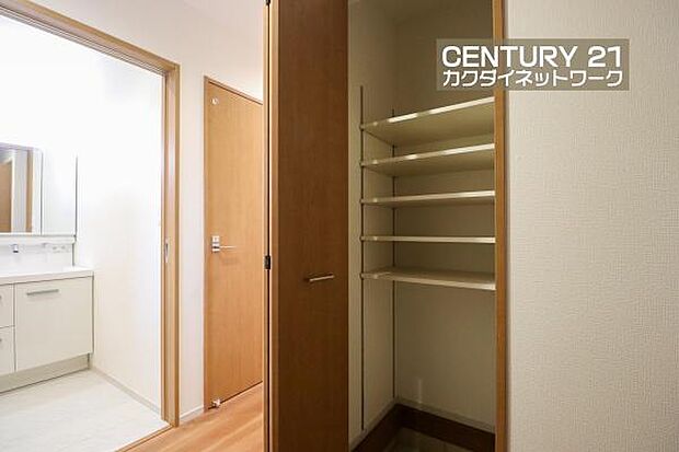 高さ調整できる可動棚完備。靴以外にも傘やコートを収納する事ができ、玄関をきれいにお使いいただけます。