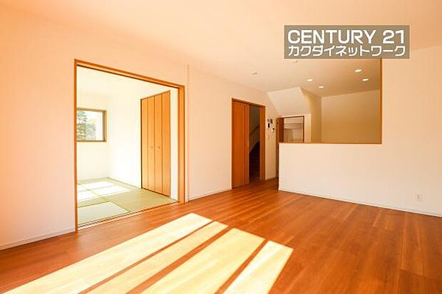 窓から差し込む陽光がリビングでくつろぐ家族を暖かく包み込みます。