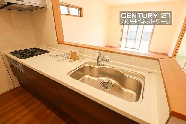 お食事の準備をしながら家族との会話が楽しめる対面キッチン。