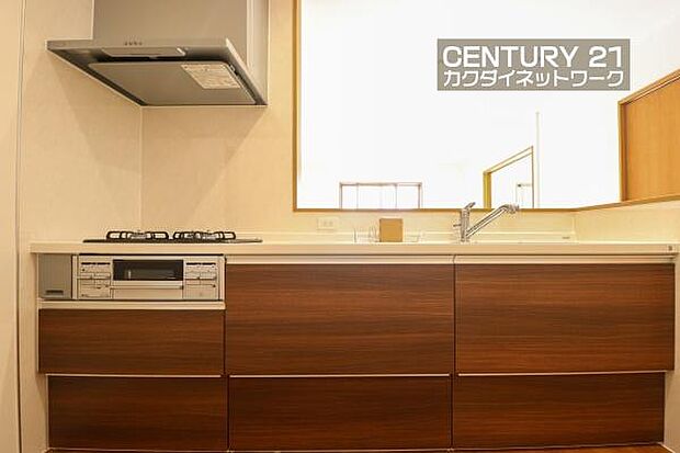 収納豊富なキッチンで、料理道具もきれいに収納。