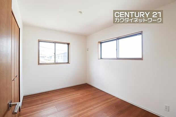 窓が2つあるだけで明るい印象です！