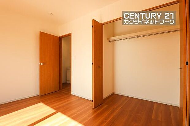 洋服や本を収納できるので、お部屋をすっきり広々と使うことができます。