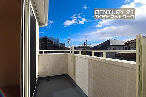 多くの陽光が降り注ぎ、室内に陽だまりを生み出してくれます。