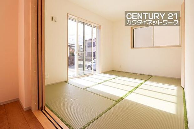 LDKに隣接しているのでお子様を遊ばせたりお昼寝させたりしながら家事を行えます。家族団らんや来客時の客間など多用途にお使いいただけるため、1室あると非常に便利ですね。