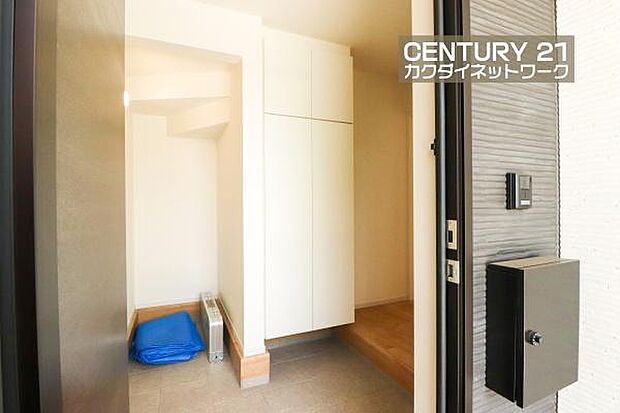 玄関には土間収納がございます。靴以外にも傘や外で使用する道具などを収納する事ができ、玄関をきれいにお使いいただけます。