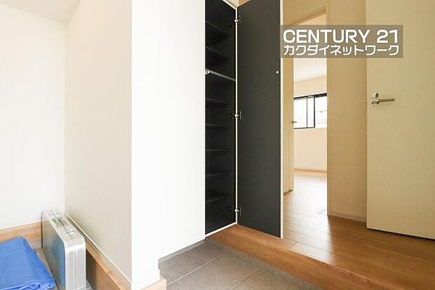 大家族にも安心の（大容量の）シューズBOXで玄関をきれいにお使いいただけます。