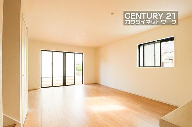 窓から差し込む陽光がリビングでくつろぐ家族を暖かく包み込みます。