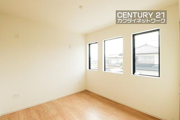 風通しもよいお部屋なので天気の良い日は是非窓を開けて空気の入替をしてみるのはいかがでしょうか。