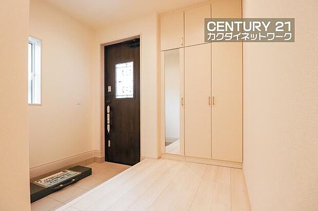 ミラー付きシューズBOXで玄関をきれいにお使いいただけます。