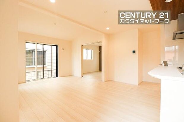 窓から差し込む陽光がリビングでくつろぐ家族を暖かく包み込みます。