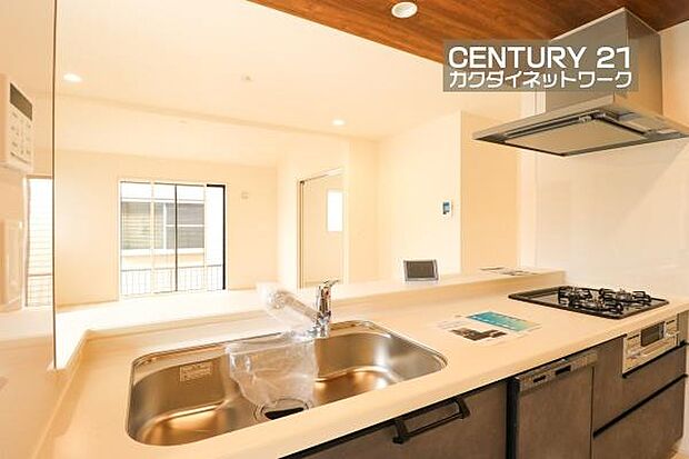 お食事の準備をしながら家族との会話が楽しめる対面キッチン。