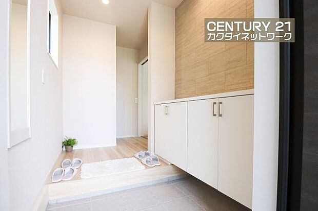 明るい陽射しが差し込む玄関で家族やお客様をお出迎え!