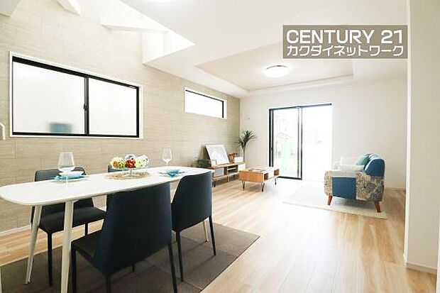 窓から差し込む陽光がリビングでくつろぐ家族を暖かく包み込みます。