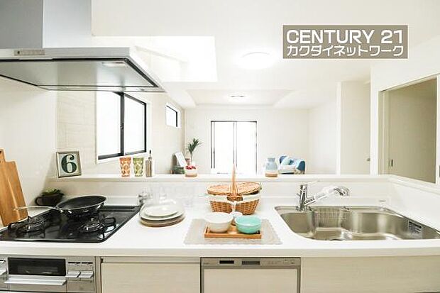 お食事の準備をしながら家族との会話が楽しめる対面キッチン。