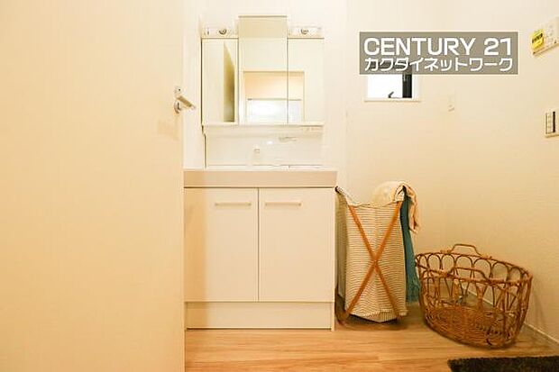 忙しい朝でも収納豊富な洗面台で効率良く身支度ができます。