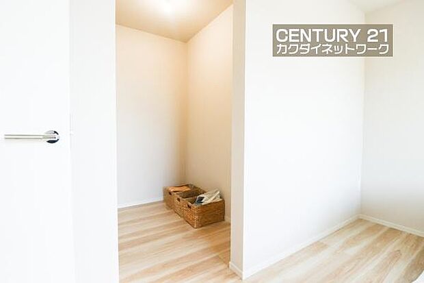 あると便利なウォークインクローゼット。季節や用途に分けてお使いいただけます。洋服をたくさんお持ちでも、しっかりと収納していただけます。バッグや帽子などの小物も収納できます。