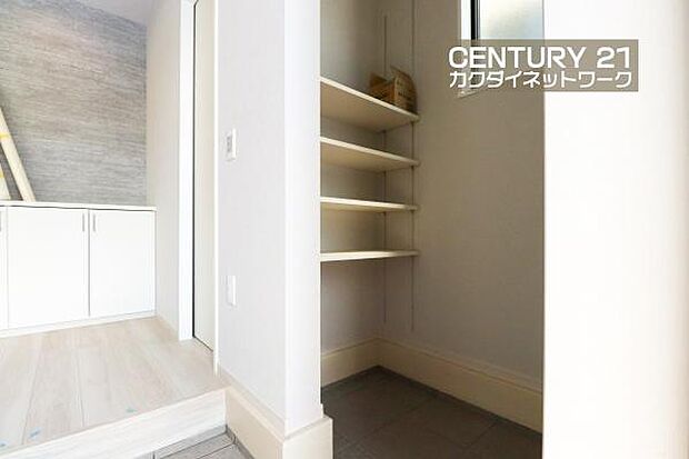 シューズインクローゼット完備。靴以外にも傘やコートを収納する事ができ、玄関をきれいにお使いいただけます。