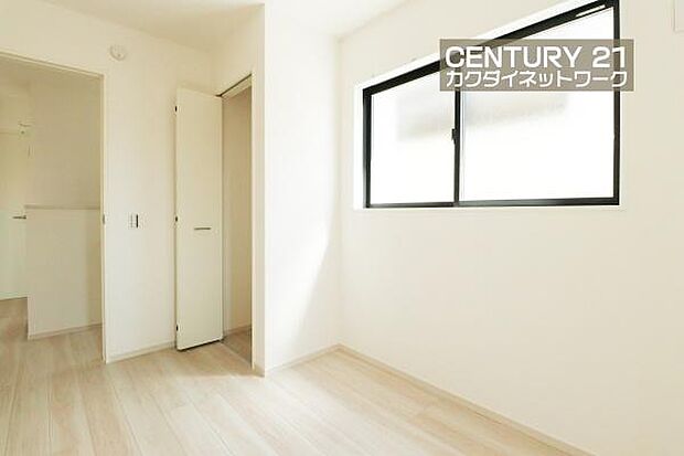 温もり溢れるカラーの床材が見事に調和した本邸宅。