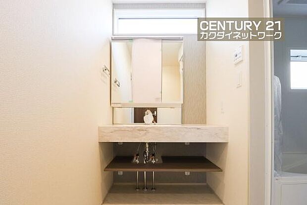 忙しい朝でも収納豊富な洗面台で効率良く身支度ができます。