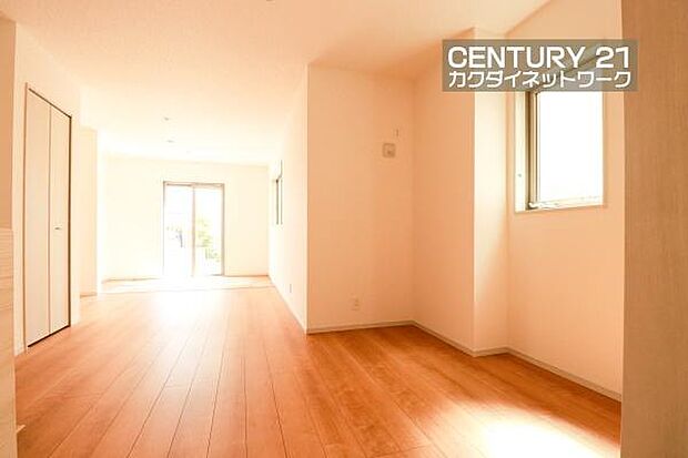 窓から差し込む陽光がリビングでくつろぐ家族を暖かく包み込みます。