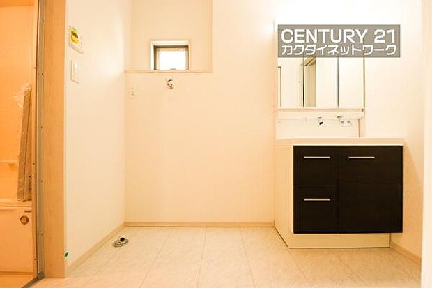 忙しい朝でも収納豊富な洗面台で効率良く身支度ができます。