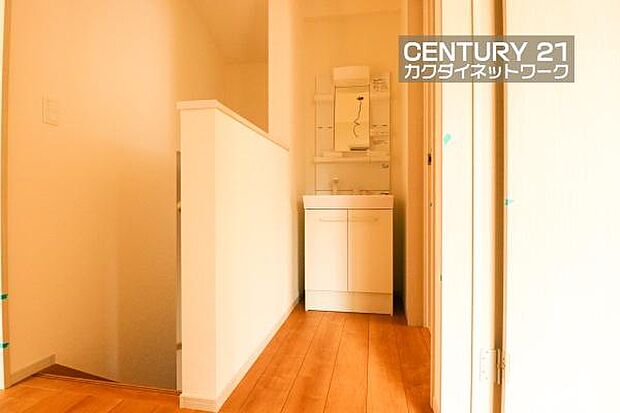 2階にも洗面台がありますので、忙しい朝に洗面台待ちをすることがなくなります。