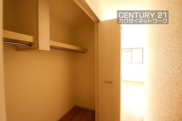 洋服や本を収納できるので、お部屋をすっきり広々と使うことができます。