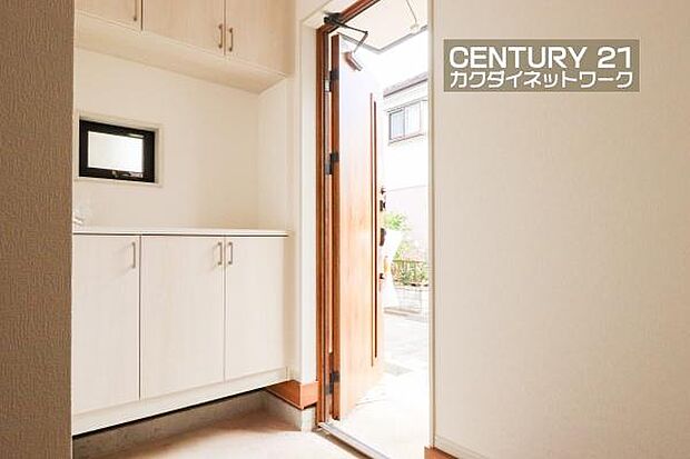 明るい陽射しが差し込む玄関で家族やお客様をお出迎え!