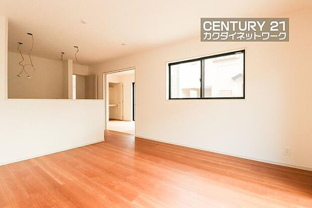 窓から差し込む陽光がリビングでくつろぐ家族を暖かく包み込みます。