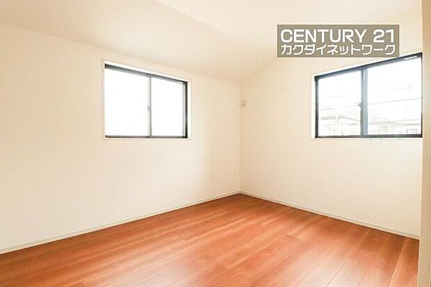 窓が2つあるだけで明るい印象です!