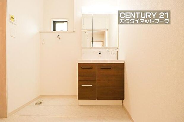 忙しい朝でも収納豊富な洗面台で効率良く身支度ができます。