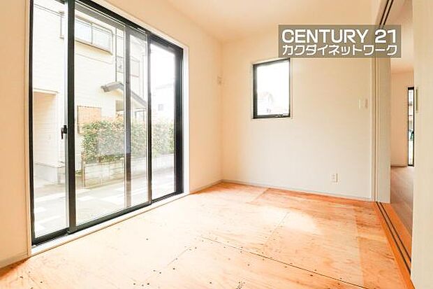 LDKに隣接しているのでお子様を遊ばせたりお昼寝させたりしながら家事を行えます。家族団らんや来客時の客間など多用途にお使いいただけるため、1室あると非常に便利ですね。