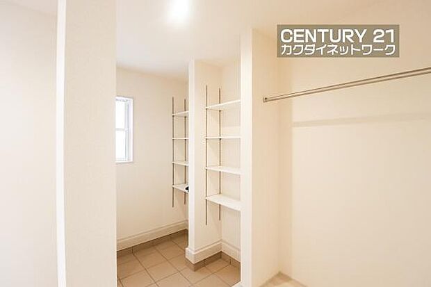 玄関には土間収納がございます。靴以外にも傘や外で使用する道具などを収納する事ができ、玄関をきれいにお使いいただけます。